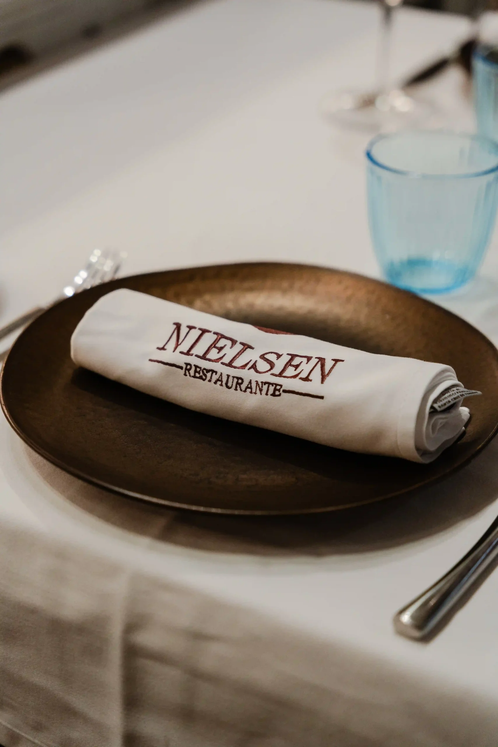 Carta de Restaurante Nielsen preparada sobre una mesa