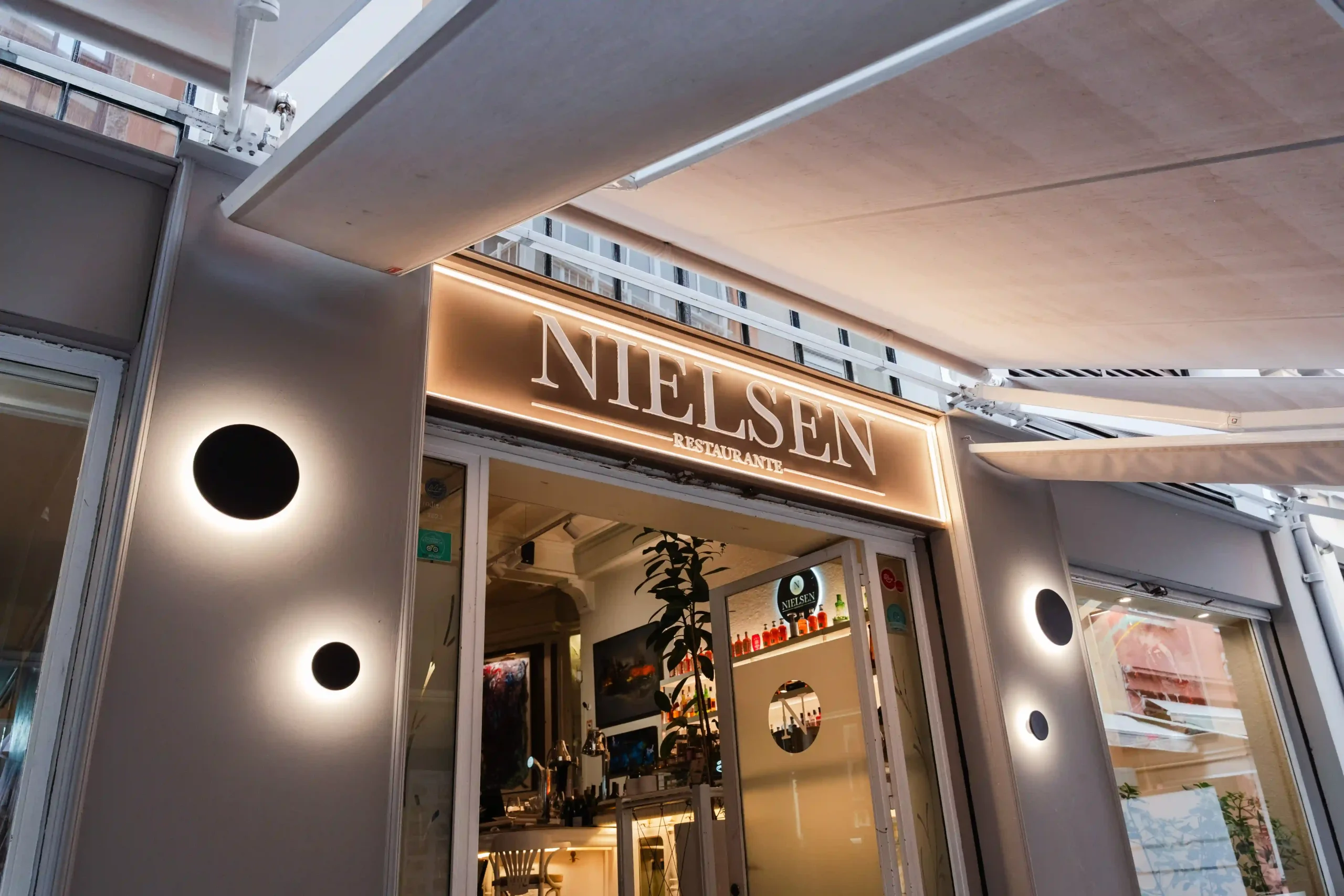 Terraza y espacios para disfrutar en Restaurante Nielsen